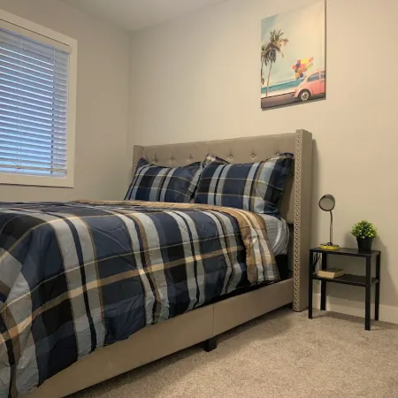 Luxurious 3 BR Villa with free parking - King Bed