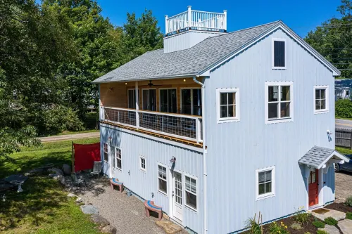 Entire home /Vintage  modern , new home, frontage on Lower Mason Pond Hotels in Belfast