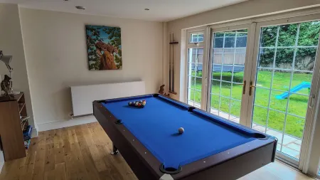 Stratford 4 BR Family Mansion with Pool, Gym & BBQ Отели в г. Бодесерт