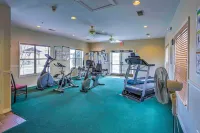 Branson Retreat w/ Balcony & 18-Hole Golf Course! - 주차장
