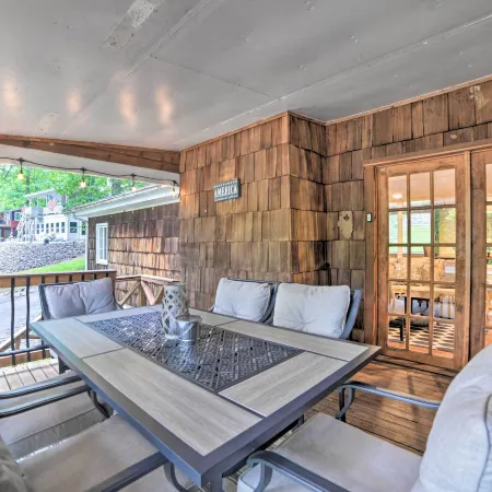 'Pelican Bay Retreat' on Lake Barkley w/ Kayaks!
