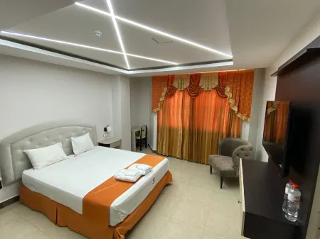 Britney Hotel Machala Отели в г. Мачала