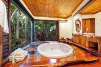 Secrets on the Lake Hotels in Flaxton