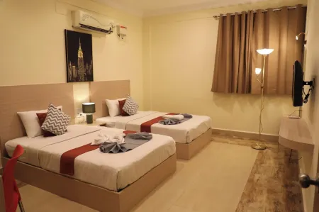 Hotel Green Parrot Отели рядом с достопримечательностью «Минкши Амман Темпл»