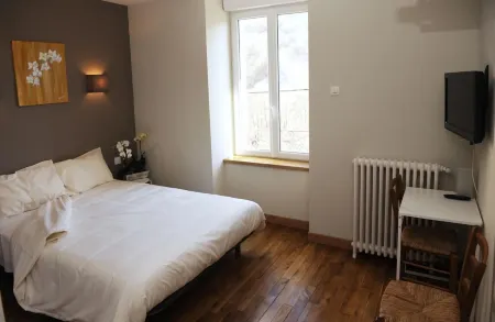 Logis Hôtel-Restaurant les Coudercous Отели в г. Сен Женье Д'ол Э д'Обрак