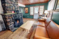 Charming Cabin, Next to National Park 3 Bedroom Cabin - #20-Ncd0297