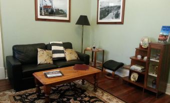 Burra Railway Station Bed & Breakfast - Housity