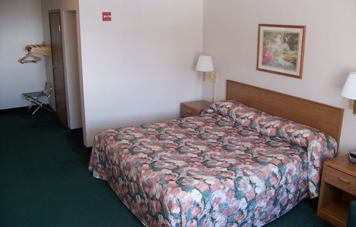 Budget Host Inn & Suites North Branch