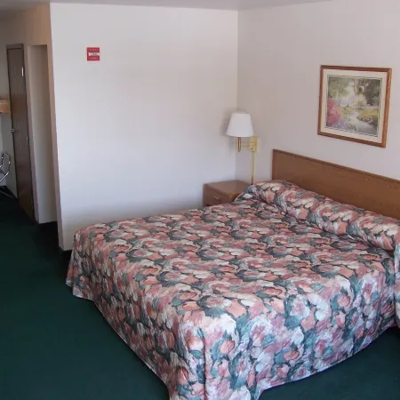 Budget Host Inn & Suites North Branch