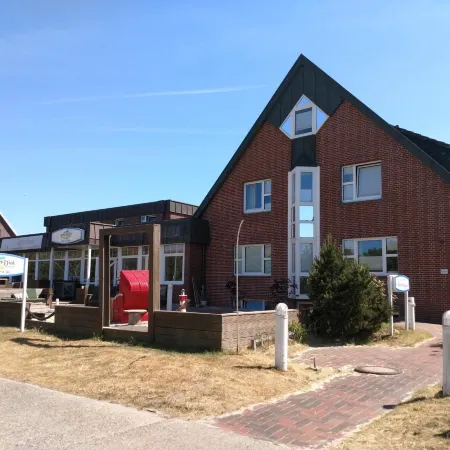 Strandhotel Achtert Diek Отели рядом с достопримечательностью «Пляж Лангеог»