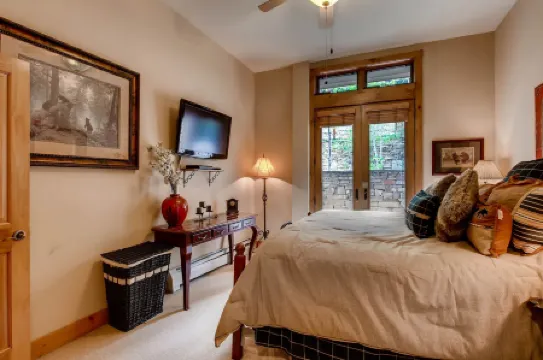 Luxury 3Br Ski in-Out /Firepit, Pool, Sauna 3 Bedroom Condo by RedAwning