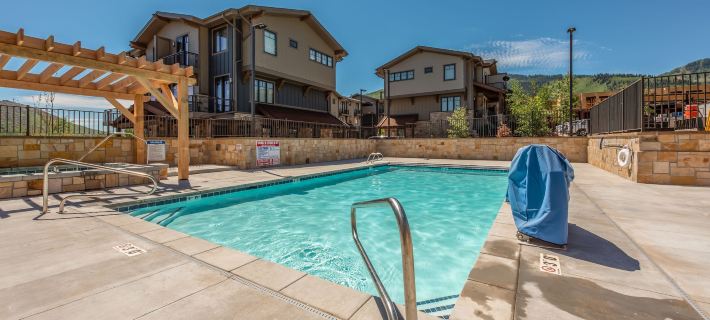 , Walk to Skiing at Cabriolet, Mountain View, Shared Pool and Hot Tub, Gym サミットのホテル