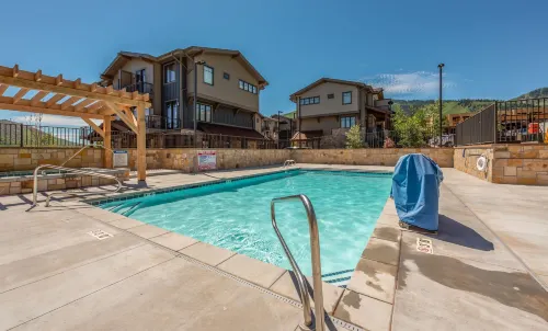 Blackstone Luxury 2Br, Walk to Skiing at Cabriolet, Mountain View, Shared Pool and Hot Tub, Gym