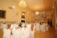 Crown Hotel Hotels in Woolstanwood