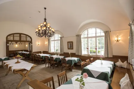 Gutshotel Odelzhausen Отели в г. Айхах