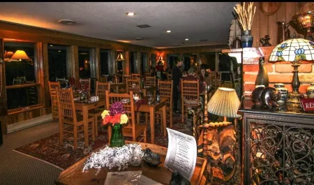 Westwind Inn on the Lake Отели рядом с достопримечательностью «Gallery on The Lake»