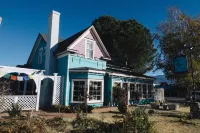 The Hostel California Hotels in Bishop