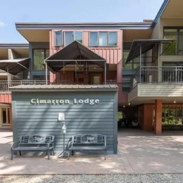 Ski in Out Lift 7! Deck, Hot Tub, Garage Parking Condo