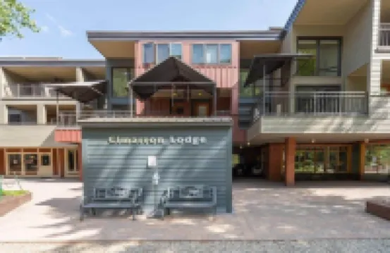 Ski in Out Lift 7! Deck, Hot Tub, Garage Parking Condo