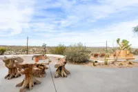 Terracasa - Hot Tub, Fire Pit, Outdoor Shower & Endless Views 2 Bedroom Home by RedAwning Hotels in Yucca Valley