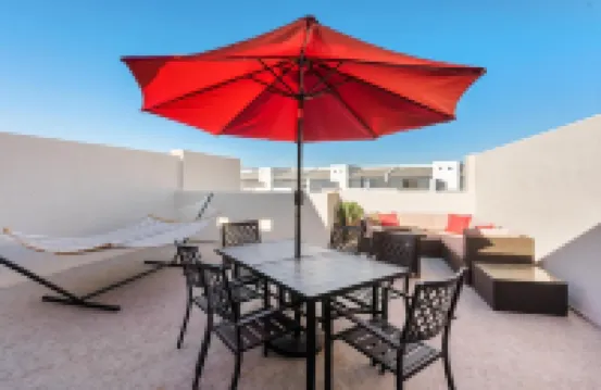 靜水#85由紅色遮陽篷