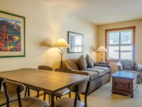 Fireside Lodge #413 by Bear Country Hotels in Sun Peaks
