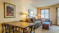 Fireside Lodge #413 by Bear Country Hotels in Sun Peaks
