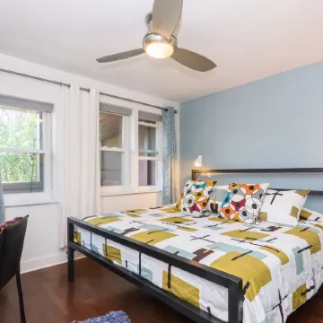 House 5863- Chicago's Premier Bed and Breakfast