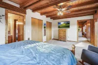 Tranquil 30 acre retreat! Huge cabin with hot tub!