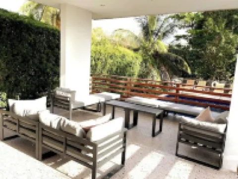 Large modern villa with pool on West Coast near beach & restaurants w/ parking. ドゥランツのホテル