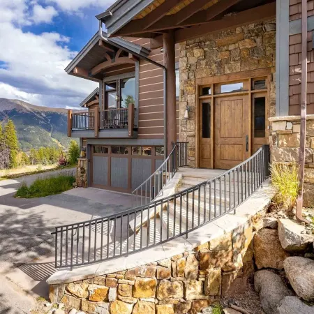 Amazing Pet-Friendly Executive Home, Ski-in Walk-Out - LR884 by Redawning