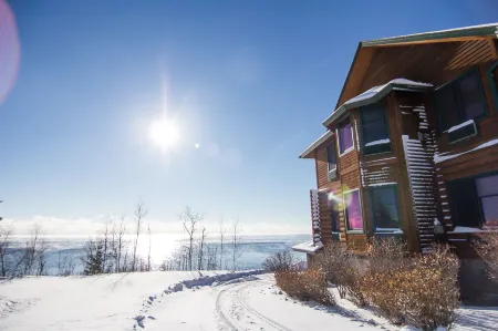 Grand Superior Lodge Отели рядом с достопримечательностью «Гусберри Фолс Конкорс»