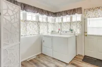 Walkable and Updated Nevada Home Family Friendly! - Wifi