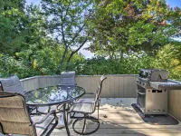 House w/ Balcony ~ 5 Mi to Cranmore Resort! Hotels in Glen