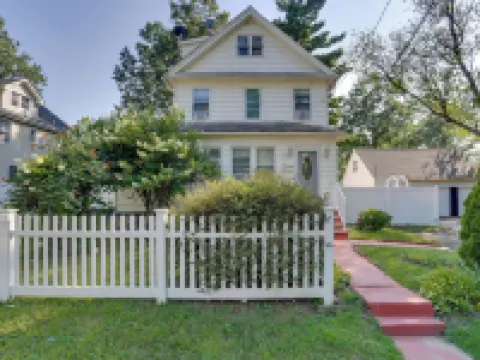 8 Mi to Metlife Stadium: Pet-Friendly Home w/ Yard Hotéis em Teaneck