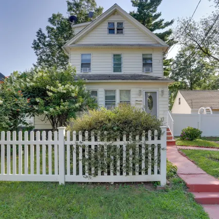 8 Mi to Metlife Stadium: Pet-Friendly Home w/ Yard