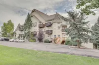 Luxe Midway Condo w/ Golf Course & Mountain Views! - Apartments
