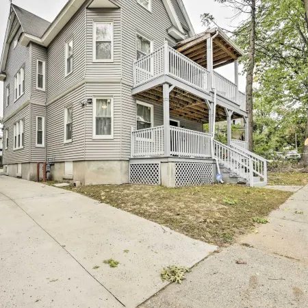 2 Mi to Downtown: Springfield Apt w/ Balcony!