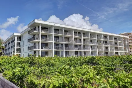 Oceanfront Condo w/ ocean view private balcony, on-site heated pool & hot tub