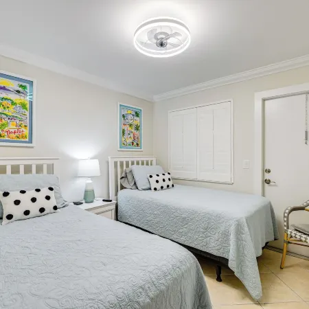 Naples Condo w/ Pool - Walk to Dining & Beach