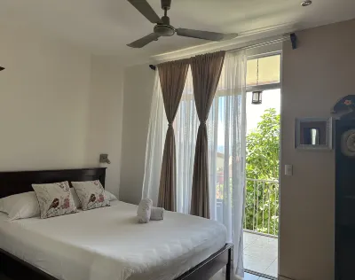 Casa de LIS Hotel & Tourist Info Centre Hotels near Ceiba Hospital