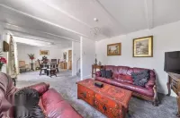 4 Bed-2 Bath-Sleeps 8-Large Garden-Pet Friendly Hotels in Sydling St. Nicholas