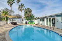 Pool, Swim Dock, Golf Cart! Ultimate Beach Retreat - 駐車場