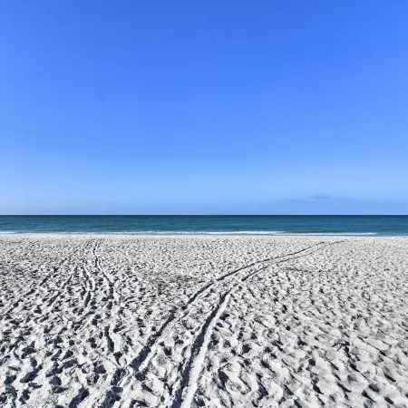 Bradenton Townhome - Walk to Locals-Only Beach!