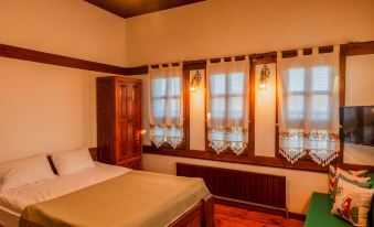Saffronia 1900 Boutique Hotel