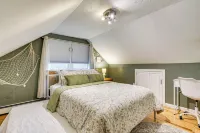 Lakefront Cottage 2 Mi to Palladium in Worcester!