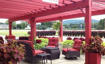 Vinehurst Inn & Suites