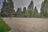 Chalet at Running Y Resort w/ Wraparound Deck! - Kæledyr tilladt