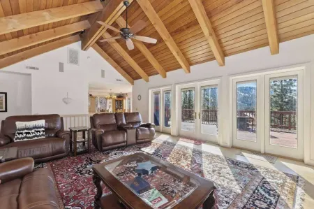 Views at Wolf Lodge by AvantStay Magnificent Views w Hot Tub Sauna Отели рядом с достопримечательностью «оз. Биг Бэар»