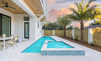 Rendezvous by AvantStay Modern Haven w Game Room Roof Top Hot Tub Pool Close to Beach